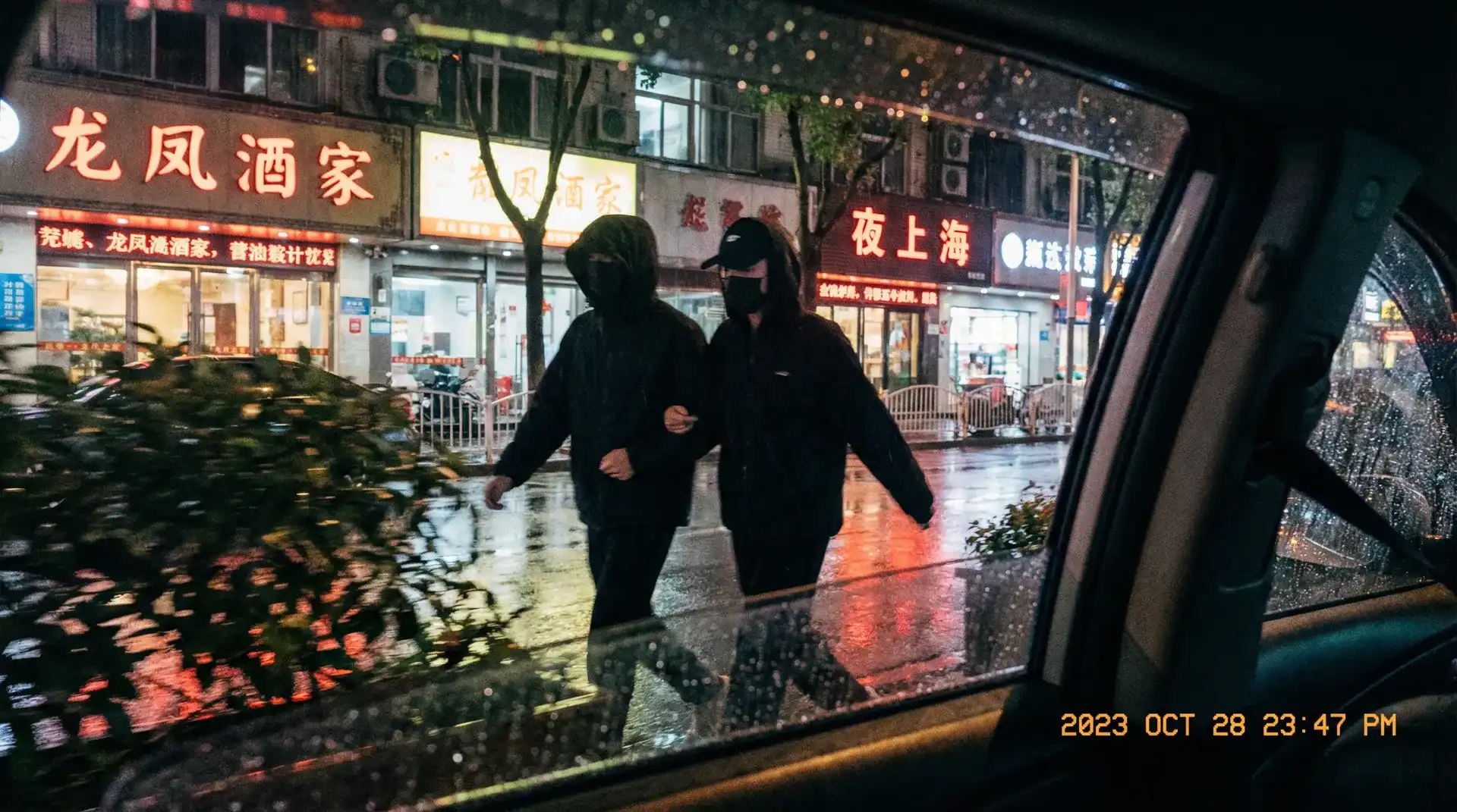 www.51cg.cc - 顶流明星深夜密会现场抓拍照片